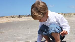 deček igra plaža pesek