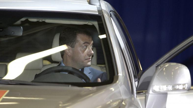 Ruski predsednik Medvedjev v avtomobilu General Motorsa med svojim obiskom v nji