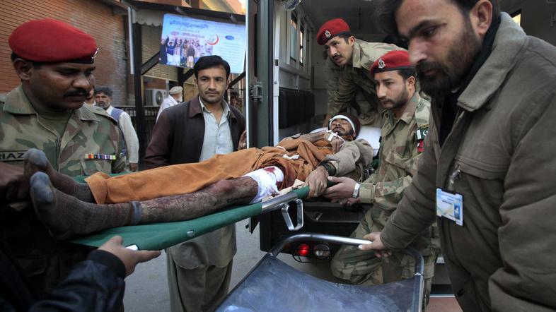 Ranjenim so na pomoč priskočili pripadniki pakistanske vojske. (Foto: Reuters)