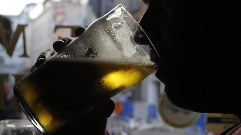 Kozarček pred spanjem je za Britance pomembnejši kot lepotni ritual. (Foto: AFP)