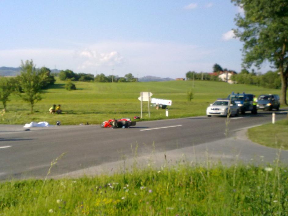 V nesreči umrl motorist.