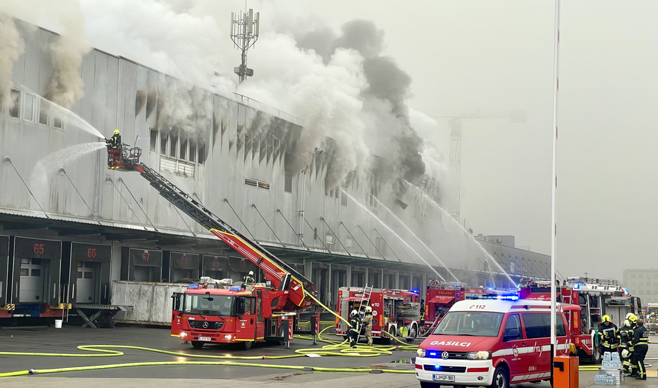 Gasilci ostajajo na Letališki tudi ponoči: "Gorelo je kot že dolgo ne"