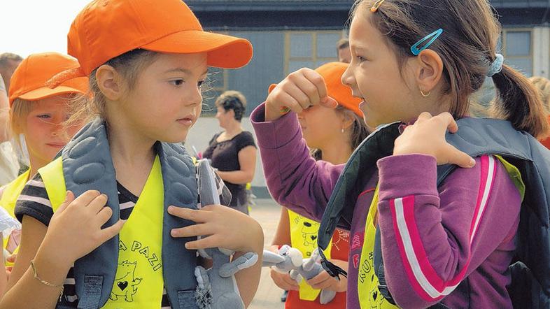 Prvošolčki morajo imeti okoli vratu rumene rutice in odsevne trakove oziroma ods