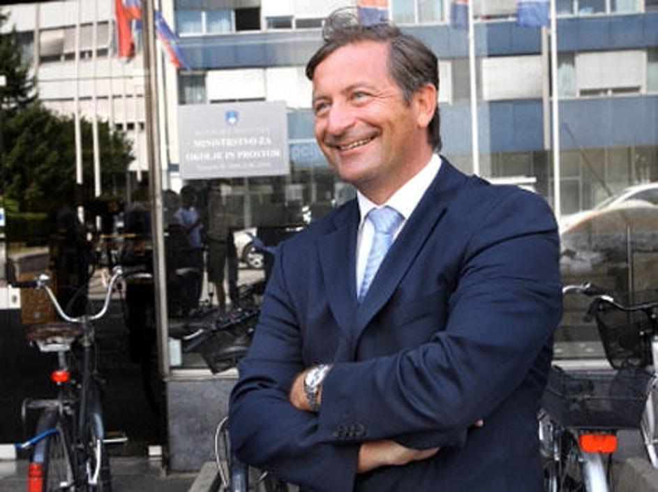 Proces v primeru Patria bo Erjavca ponesel še višje, menijo analitiki. (Foto: Žu