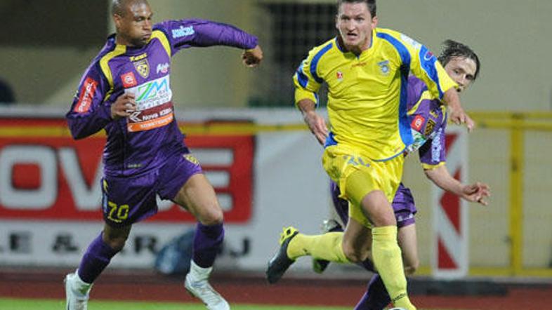 Andraž Kirm (v rumenem dresu) je dobro strelsko razpoložen.