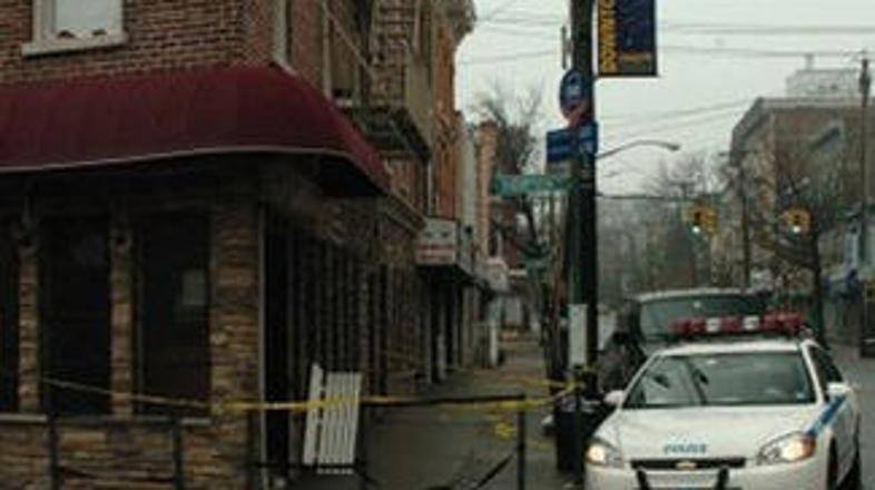 Hassan Shakur je puško skrival pod duhovniško obleko.