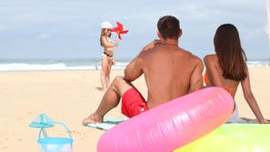 starši plaža družina