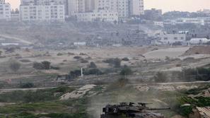 Izraelski vojaki naj bi popolnoma obkolili Gazo.