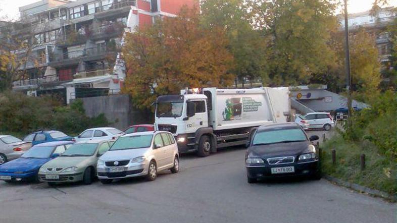 Na Ulici bratov Učakar nekateri parkirajo kar sredi vozišča. (Foto: naš bralec)