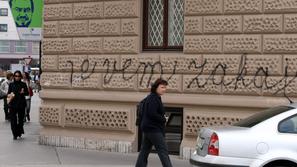 Na Snagi pravijo, da odstranijo le del grafitov, ki so bolj moteči, na primer ti