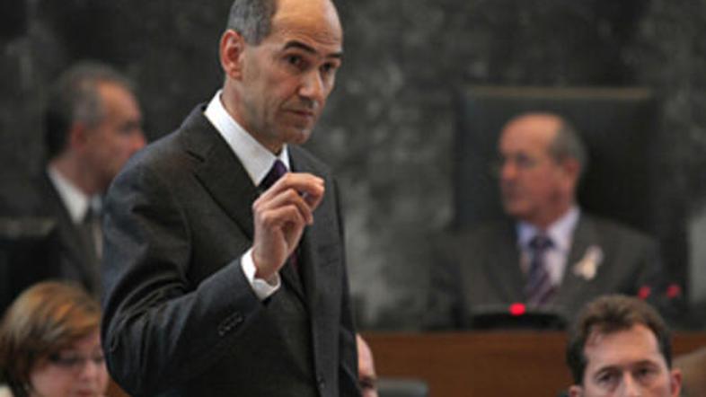 Janša zagovarja ravnotežje med blažitvijo socialnih težav in pomočjo gospodarstv