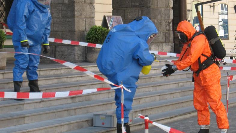 Pošiljka z neznano snovjo, MOL