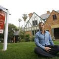 Posrednik pred hišo v Los Angelesu sedi pred hišo brez kupca.