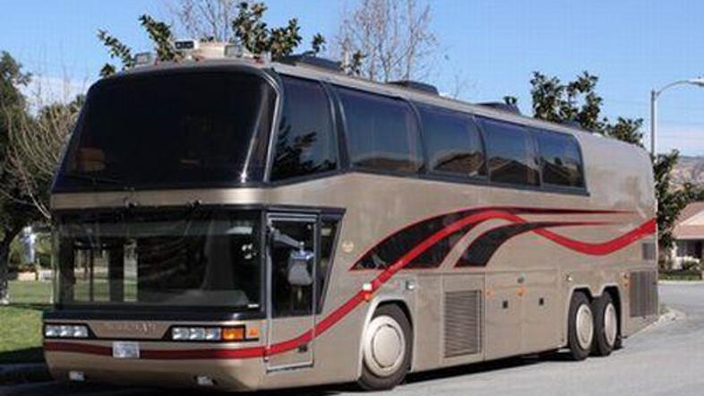 Med najzanimivejše primerke spada superrazkošni avtobus, ki ga je Michael Jackso