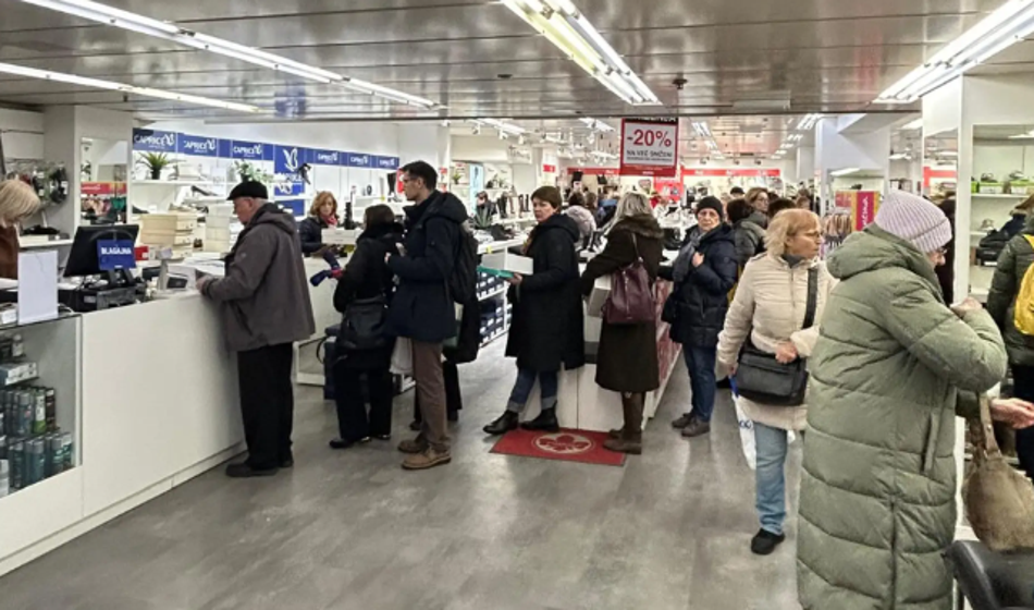 Velika razprodaja zaradi zaprtja ikonične Name, ljudje nakupujejo kot nori