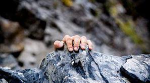 Planinec je zdrsnil v globel.