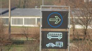 Zaradi burje se na omenjenih odsekih od včeraj izmenjujejo zapore I. in II. stop