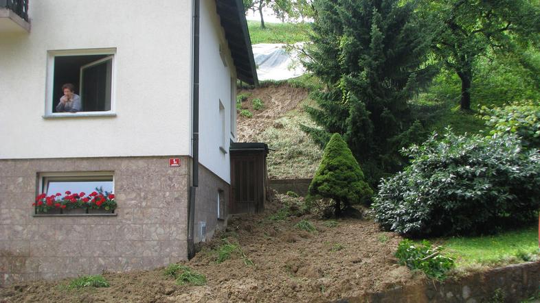 Takole je videti eden od plazov, ki ogroža hišo Razbornikovih v Lokovici v Občin