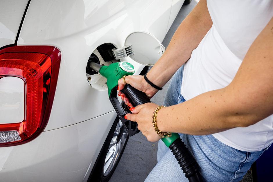 Bencinska črpalka, dekle toči gorivo | Avtor: Profimedia