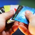 Slovenci imajo v denarnicah povprečno 2,3 kartice. A tudi na spletu najraje plač