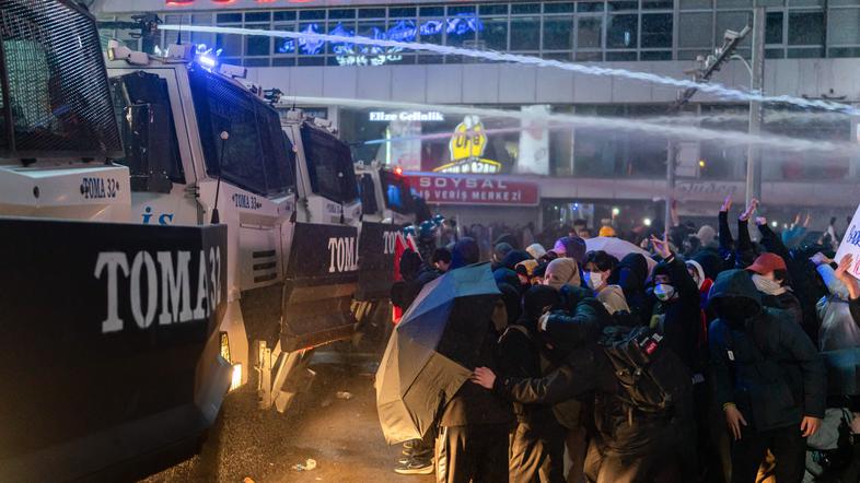 protesti v Turčiji policija uporabila vodni top zoper protestnike