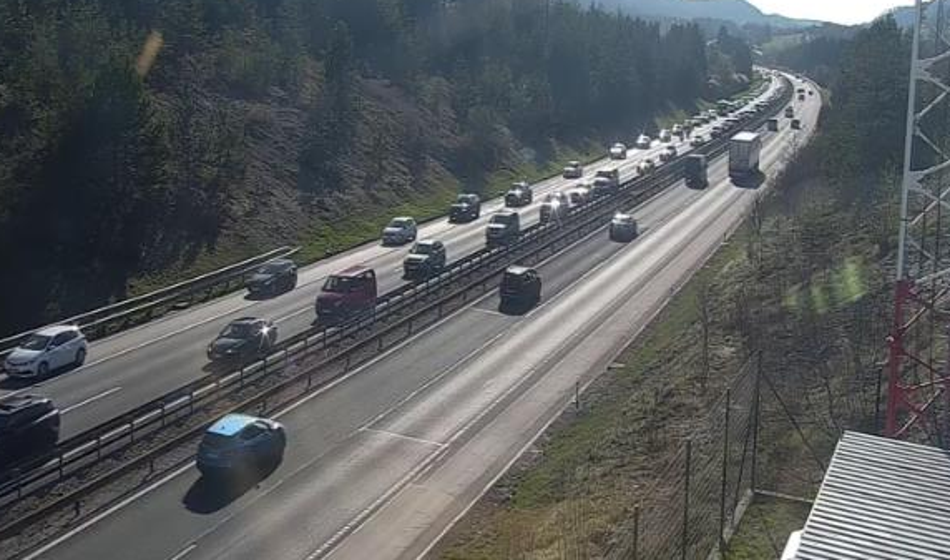 Kaotično na cestah: Nesreče, zastoji in ovire