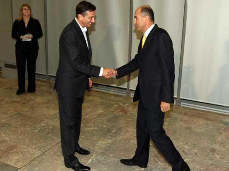 Avstrijska tiskovna agencija APA je ocenila, da jo je Pahor na volitvah "poceni 