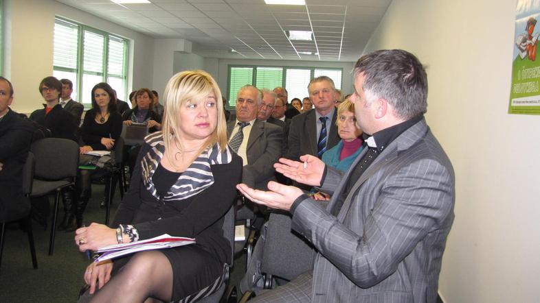 Rupert Gole (desno) je na svetu JV regije županskim kolegom razlagal, da je ime 