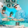 Poteze Gregorja Pivca na oddelku za ortopedijo, kjer operacije kolkov izvajata z