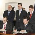 Nedžad Grabus in Zoran Janković podpisujeta pogodbo o prodaji zemljišč za džamij