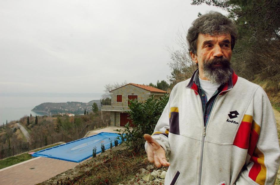 Tomo Kunovič se večkrat sprehaja mimo Jonasove hiše in je ogorčen ob misli, da b