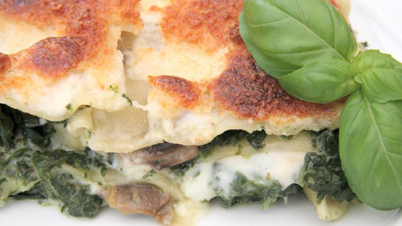 Musako si lahko privoščite tudi s špinačo in bešamelom.