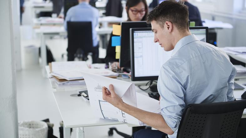 Moški za računalnikom v pisarni