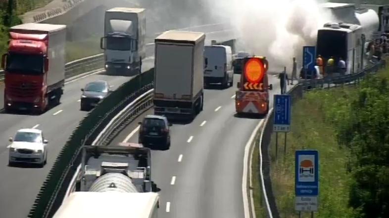 Goreče vozilo na vipavski hitri cesti