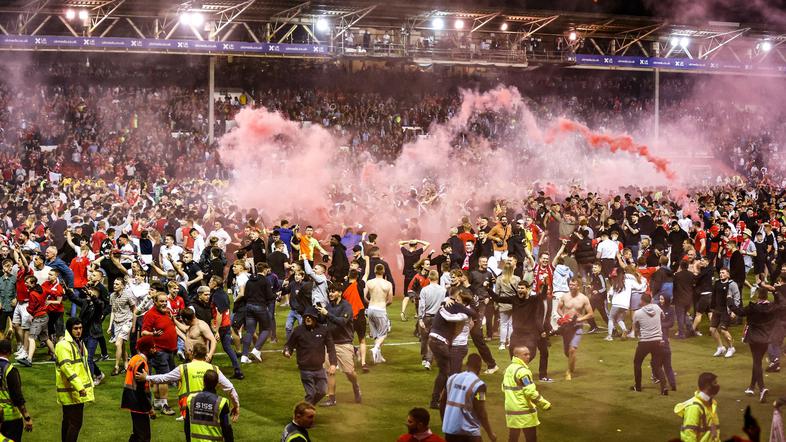 vdor navijačev na zelenico