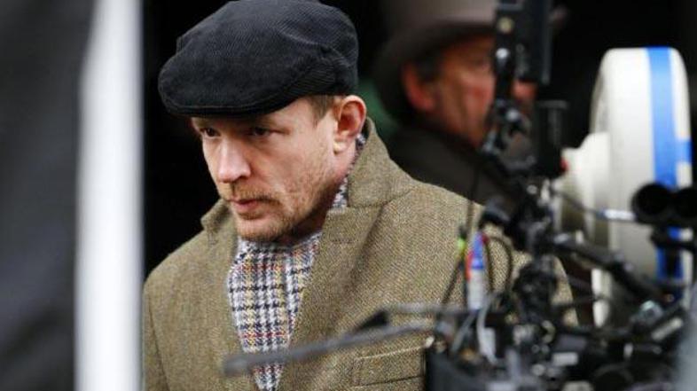 Zaskrbljen zapušča snemanje.