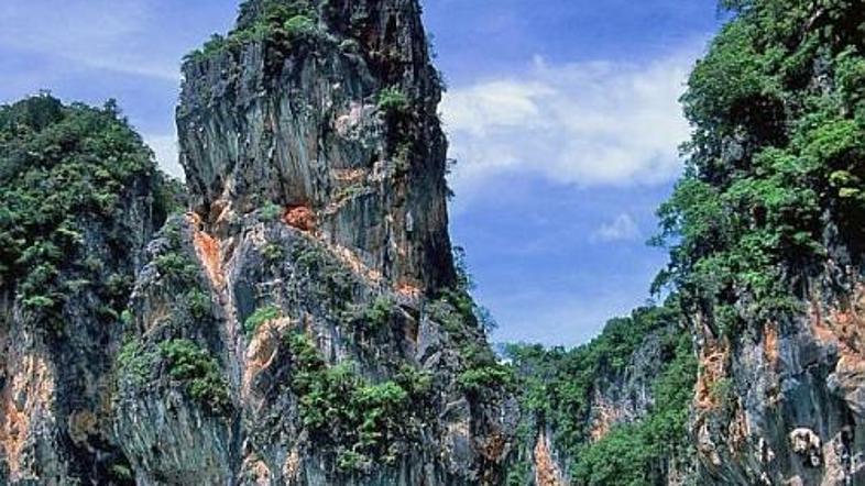 Zaliv Phang Nga na Tajskem je poln osupljivih stolpičastih apnenčastih otočkov –