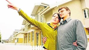 Nekaterim mladim družinam MONG od leta 2008 pomaga pri nakupu stanovanja s 25 ti