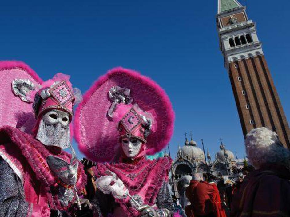 So pod maskami domačini ali turisti?