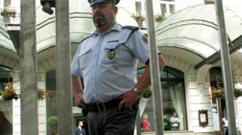 V očeh državljanov je delo policije ocenjeno kot pozitivno, vendar le skozi razi