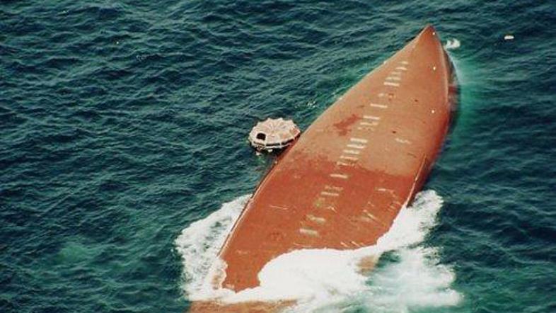 V prevrnitvi ladje v Demokratični republiki Kongo je po zadnjih podatkih umrlo n