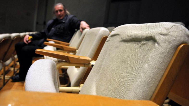 “Ne le sedenje na stolih, že pogled na njih pove, da so preživeli svoj vek,” pra