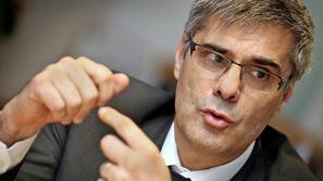 Kljub finančnim težavam v zdravstvu bi minister Marušič obnavljal kuhinjo v UKC,