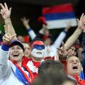 Srbskim navijačem spet ni manjkalo sarkastičnih domislic. (Foto: EPA)
