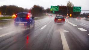 Slovenija 03.11.2013 avtomobili, prometne razmere, dez, avtocesta, slaba vidljiv