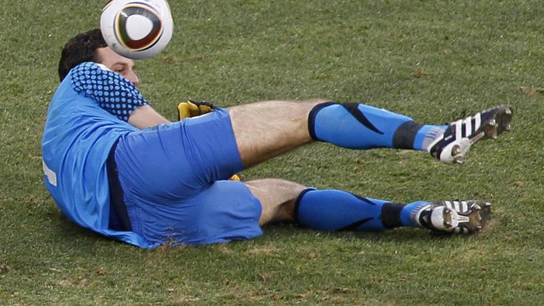 Mimo Samirja Handanovića so nogometaši Fiorentine poslali pet žog. (Foto: EPA)