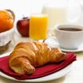 Veliko ljudi dan začne s kavico in rogljičkom, kar pa ni zdrav zajtrk.