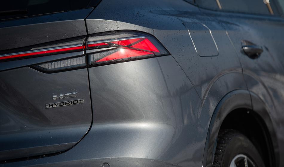 MG HS Hybrid+ proti bencinskemu: je razlika vredna sedem tisočakov?
