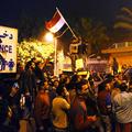 Množica protestnikov pred znamenitim egiptovskim muzejem. (Foto: EPA)