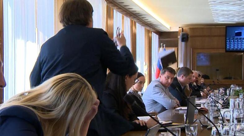 Nataša Sukič zalučala poslovnik proti Mahniču